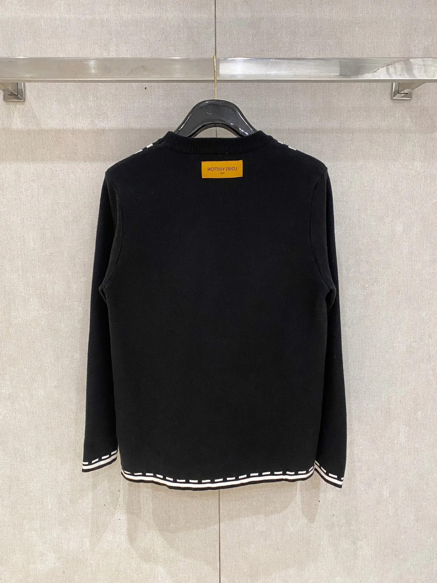 🅿️440 LV 2025ss autumn and winter new fashion casual V-neck sweater, high-end wool blend, comfortable and warm! Anti-pilling👍🏼Does not irritate the skin, can be worn close to the body, designed with luxurious classic elements! There is no overly complicated craftsmanship. It is about the integration of design and materials. Simple European style. A must-have for autumn and winter. Counter size: M-3XL